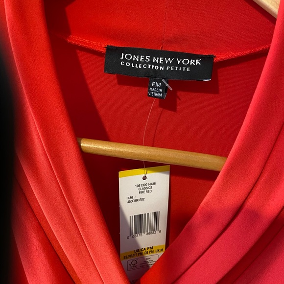 NWT~Jones New York Collection~Gorgeous Fire Red V Neck Sleeveless Top - Picture 3 of 10